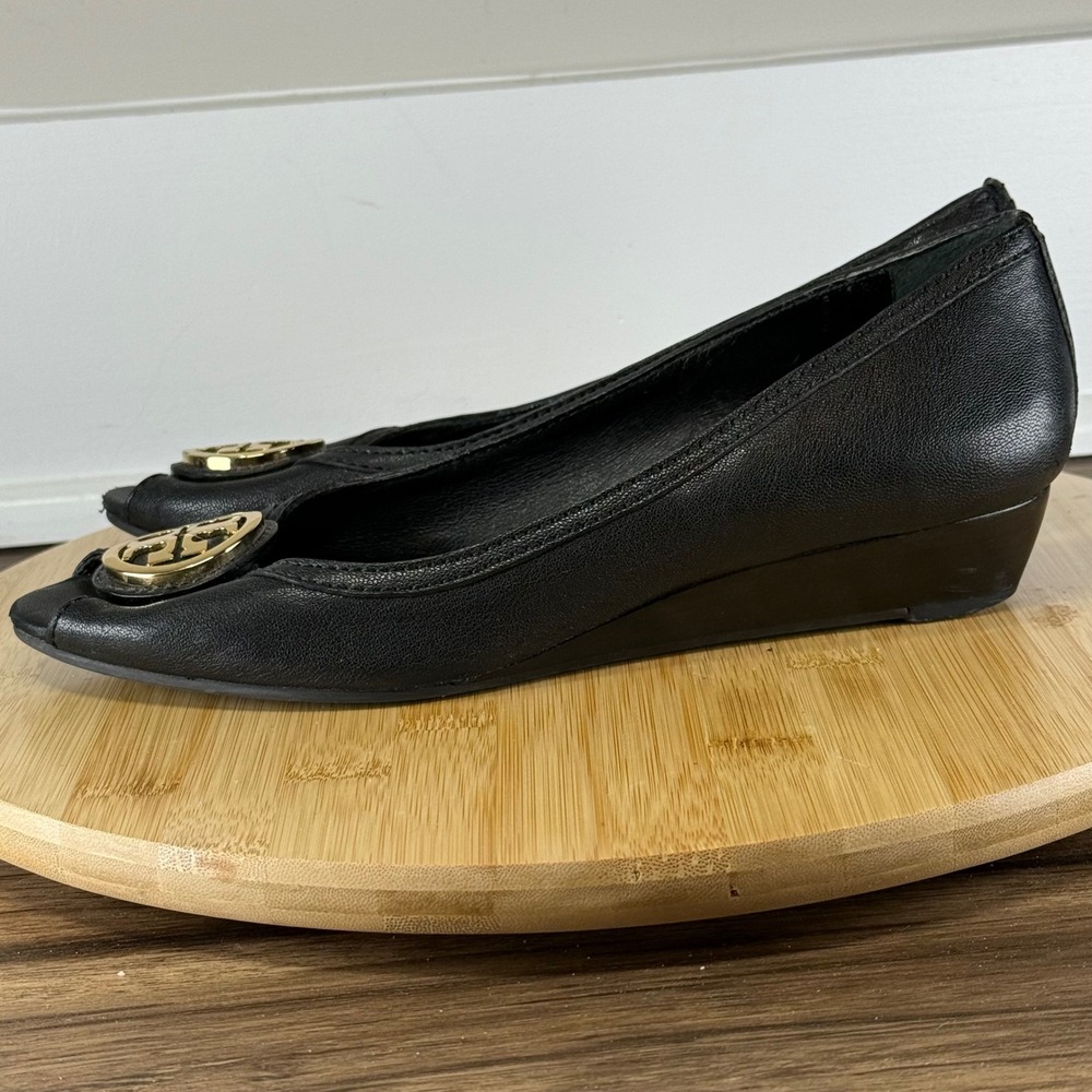 Tory Burch Sally Wedge Pump Women 8.5 Black Peep Toe Gold Logo Medallion - Picture 3 of 9
